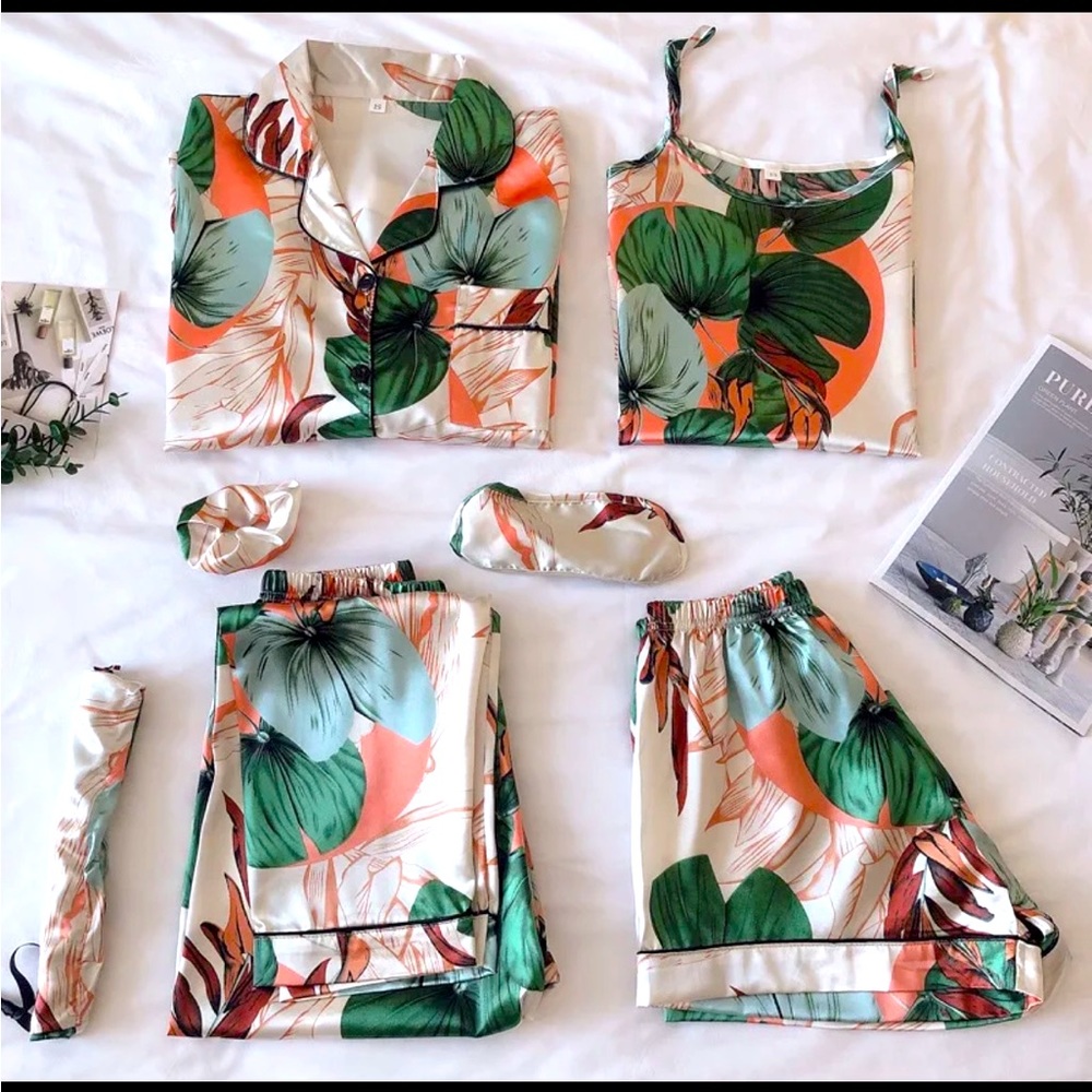 Set of 7 women pijama set.